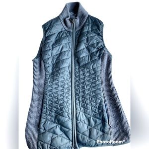 Vest with two-way zipper